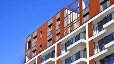 Şehir merkezindeki modern konut mimarisi. Modern apartman binasının mimari detayları. Modern Avrupa konut binası kompleksi.