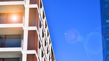 Şehir merkezindeki modern konut mimarisi. Modern apartman binasının mimari detayları. Modern Avrupa konut binası kompleksi.