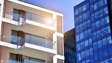 Yeni modern ofis binasının yanında camdan yüzlü modern bir apartman manzarası..