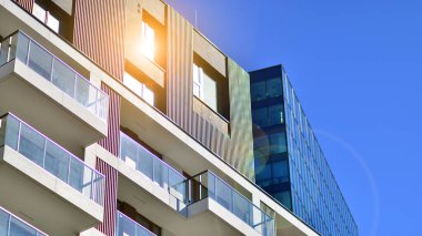 Yeni modern ofis binasının yanında camdan yüzlü modern bir apartman manzarası..