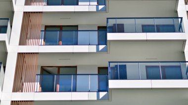 Şehir merkezindeki modern konut mimarisi. Modern apartman binasının mimari detayları. Modern Avrupa konut binası kompleksi.