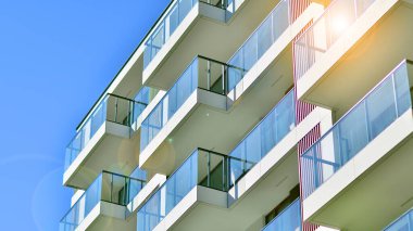 Şehir merkezindeki modern konut mimarisi. Modern apartman binasının mimari detayları. Modern Avrupa konut binası kompleksi.