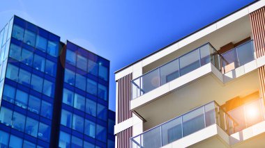 Yeni modern ofis binasının yanında camdan yüzlü modern bir apartman manzarası..