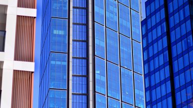 Yeni modern ofis binasının yanında camdan yüzlü modern bir apartman manzarası..