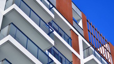 Şehir merkezindeki modern konut mimarisi. Modern apartman binasının mimari detayları. Modern Avrupa konut binası kompleksi.