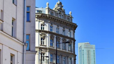 Eski ve yeni mimari bir resimde. 19 - 21 yüzyıl.