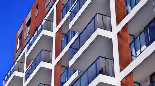 Şehir merkezindeki modern konut mimarisi. Modern apartman binasının mimari detayları. Modern Avrupa konut binası kompleksi.