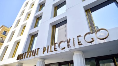 Varşova, Polonya. 28 Mart 2025. Şehir manzarası. Üzerinde yazı olan neon işareti: Instytut Pileckiego.