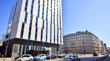 Varşova, Polonya. 28 Mart 2025. Wola bölgesinde modern binalarla şehir manzarası. 