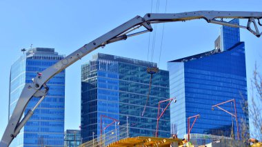 Varşova, Polonya. 28 Mart 2025. Wola 'nın modern, yeşil, çok işlevli çeyreğinin inşası. Towarowa 22, AFI Avrupa, Echo Investment ve Archicom tarafından uygulanan bir şehir oluşturma projesidir..