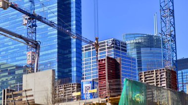 Varşova, Polonya. 28 Mart 2025. Wola 'nın modern, yeşil, çok işlevli çeyreğinin inşası. Towarowa 22, AFI Avrupa, Echo Investment ve Archicom tarafından uygulanan bir şehir oluşturma projesidir..