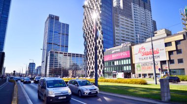 Varşova, Polonya. 28 Mart 2025. Wola bölgesinde modern binalarla şehir manzarası. 