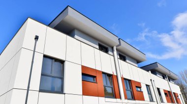 Yeni geliştirilmiş konutlarda teraslı aile evleri. Banliyödeki emlak piyasası. Yeni bir gelişme bölgesinde yeni bekar aile evleri. Modern görünüşlü konutlar.. 