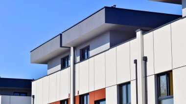 Yeni geliştirilmiş konutlarda teraslı aile evleri. Banliyödeki emlak piyasası. Yeni bir gelişme bölgesinde yeni bekar aile evleri. Modern görünüşlü konutlar.. 