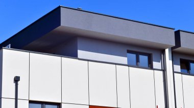 Yeni geliştirilmiş konutlarda teraslı aile evleri. Banliyödeki emlak piyasası. Yeni bir gelişme bölgesinde yeni bekar aile evleri. Modern görünüşlü konutlar.. 