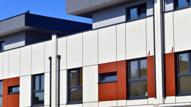 Yeni geliştirilmiş konutlarda teraslı aile evleri. Banliyödeki emlak piyasası. Yeni bir gelişme bölgesinde yeni bekar aile evleri. Modern görünüşlü konutlar.. 