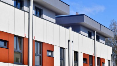 Yeni geliştirilmiş konutlarda teraslı aile evleri. Banliyödeki emlak piyasası. Yeni bir gelişme bölgesinde yeni bekar aile evleri. Modern görünüşlü konutlar.. 