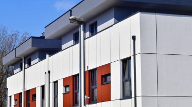 Yeni geliştirilmiş konutlarda teraslı aile evleri. Banliyödeki emlak piyasası. Yeni bir gelişme bölgesinde yeni bekar aile evleri. Modern görünüşlü konutlar.. 