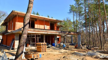 Tek aile evlerinin banliyö mahallesi. Tek kişilik aile evi inşaatı. Modern tasarlanmış tek aile evi yapım aşamasında.
