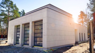 Tek aile evlerinin banliyö mahallesi. Tek kişilik aile evi inşaatı. Modern tasarlanmış tek aile evi yapım aşamasında.