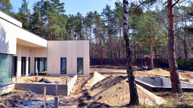 Tek aile evlerinin banliyö mahallesi. Tek kişilik aile evi inşaatı. Modern tasarlanmış tek aile evi yapım aşamasında.