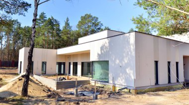 Tek aile evlerinin banliyö mahallesi. Tek kişilik aile evi inşaatı. Modern tasarlanmış tek aile evi yapım aşamasında.