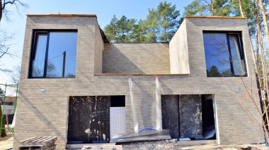 Tek aile evlerinin banliyö mahallesi. Tek kişilik aile evi inşaatı. Modern tasarlanmış tek aile evi yapım aşamasında.