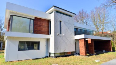 Tek aile evlerinin banliyö mahallesi. Tek kişilik aile evi inşaatı. Modern tasarlanmış tek aile evi yapım aşamasında.