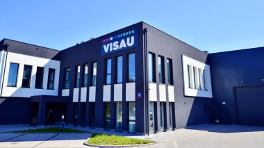 Varşova, Polonya. 1 Mayıs 2025. Logo ve bina Visau Multimedya. Teknik olay desteği. Etkinlik hizmetleri sağlayan şirket.