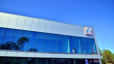 Varşova, Polonya. 1 Mayıs 2025. Yeni bir mağazanın logosu ve inşaatı. Aldi, dünyanın birçok ülkesinde mağazaları olan bir süpermarkettir..