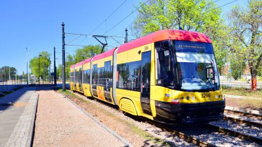 Varşova, Polonya. 26 Nisan 2025. Banliyödeki tramvay rayları. Modliska Caddesi. Raylarda tramvay.