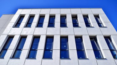 Beton cepheli ve pencereli modern ofis binası. Modern mimari ayrıntılar.