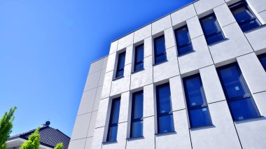 Beton cepheli ve pencereli modern ofis binası. Modern mimari ayrıntılar.