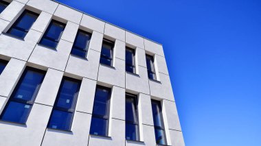 Beton cepheli ve pencereli modern ofis binası. Modern mimari ayrıntılar.