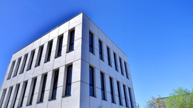 Beton cepheli ve pencereli modern ofis binası. Modern mimari ayrıntılar.