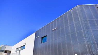 Modern metal levha ön cephe depolama binasının mimari detayları.