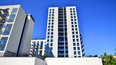 Eko apartmanı enerji ve temiz hava tasarrufu yapıyor. Yeşil bölgedeki modern apartman blokları, konut ve lüks ev kompleksi. 