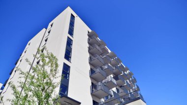 Eko apartmanı enerji ve temiz hava tasarrufu yapıyor. Yeşil bölgedeki modern apartman blokları, konut ve lüks ev kompleksi. 