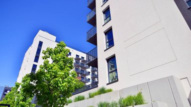 Eko apartmanı enerji ve temiz hava tasarrufu yapıyor. Yeşil bölgedeki modern apartman blokları, konut ve lüks ev kompleksi. 