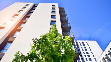 Eko apartmanı enerji ve temiz hava tasarrufu yapıyor. Yeşil bölgedeki modern apartman blokları, konut ve lüks ev kompleksi. 