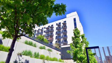 Eko apartmanı enerji ve temiz hava tasarrufu yapıyor. Yeşil bölgedeki modern apartman blokları, konut ve lüks ev kompleksi. 