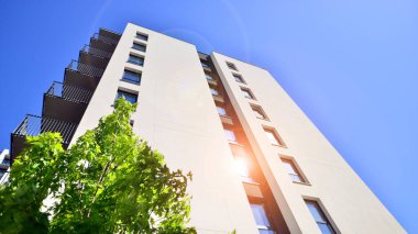 Eko apartmanı enerji ve temiz hava tasarrufu yapıyor. Yeşil bölgedeki modern apartman blokları, konut ve lüks ev kompleksi. 