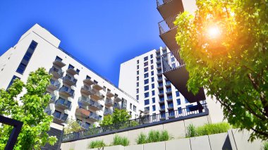 Eko apartmanı enerji ve temiz hava tasarrufu yapıyor. Yeşil bölgedeki modern apartman blokları, konut ve lüks ev kompleksi. 