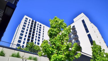 Eko apartmanı enerji ve temiz hava tasarrufu yapıyor. Yeşil bölgedeki modern apartman blokları, konut ve lüks ev kompleksi. 
