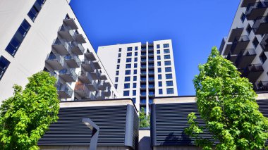 Eko apartmanı enerji ve temiz hava tasarrufu yapıyor. Yeşil bölgedeki modern apartman blokları, konut ve lüks ev kompleksi. 