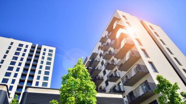 Eko apartmanı enerji ve temiz hava tasarrufu yapıyor. Yeşil bölgedeki modern apartman blokları, konut ve lüks ev kompleksi. 