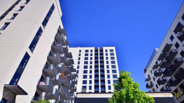 Eko apartmanı enerji ve temiz hava tasarrufu yapıyor. Yeşil bölgedeki modern apartman blokları, konut ve lüks ev kompleksi. 