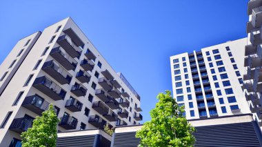 Eko apartmanı enerji ve temiz hava tasarrufu yapıyor. Yeşil bölgedeki modern apartman blokları, konut ve lüks ev kompleksi. 