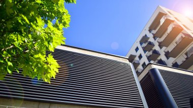 Eko apartmanı enerji ve temiz hava tasarrufu yapıyor. Yeşil bölgedeki modern apartman blokları, konut ve lüks ev kompleksi. 