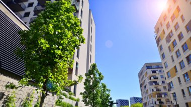 Eko apartmanı enerji ve temiz hava tasarrufu yapıyor. Yeşil bölgedeki modern apartman blokları, konut ve lüks ev kompleksi. 